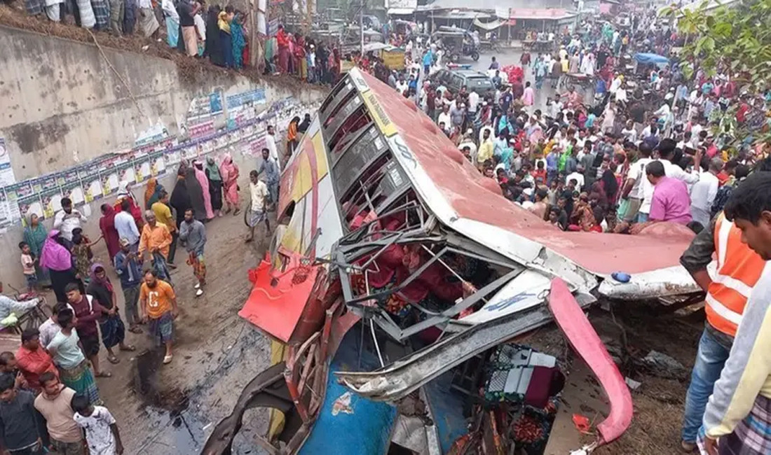 बंगलादेश बस दुर्घटना अपडेट : १९ जनाको मृत्यु, ३० घाइते